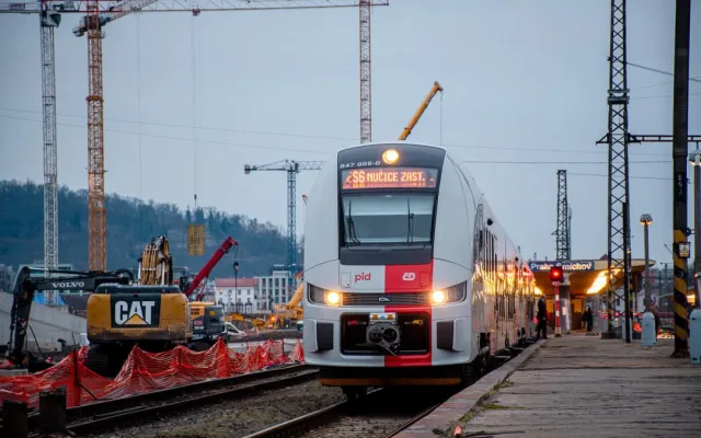 Demolice u smíchovského nádraží omezí dopravu, dolů jdou mosty