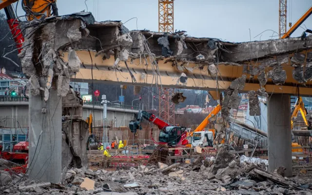 Demolice u smíchovského nádraží omezí dopravu, dolů jdou mosty