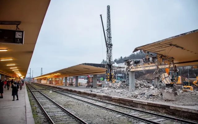 Demolice u smíchovského nádraží omezí dopravu, dolů jdou mosty