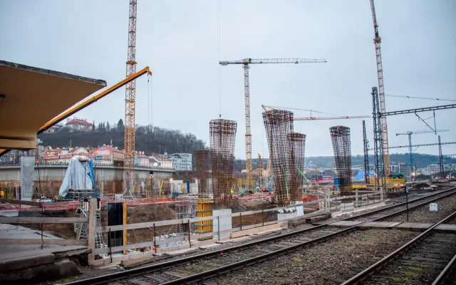 Demolice u smíchovského nádraží omezí dopravu, dolů jdou mosty