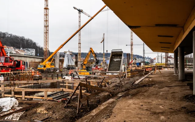 Demolice u smíchovského nádraží omezí dopravu, dolů jdou mosty