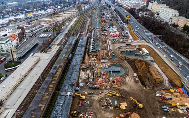 Demolice u smíchovského nádraží omezí dopravu, dolů jdou mosty