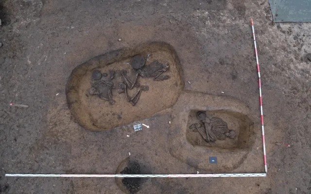 Další archeologický nález. V trase dostavby Pražského okruhu našli hrob bojovníka