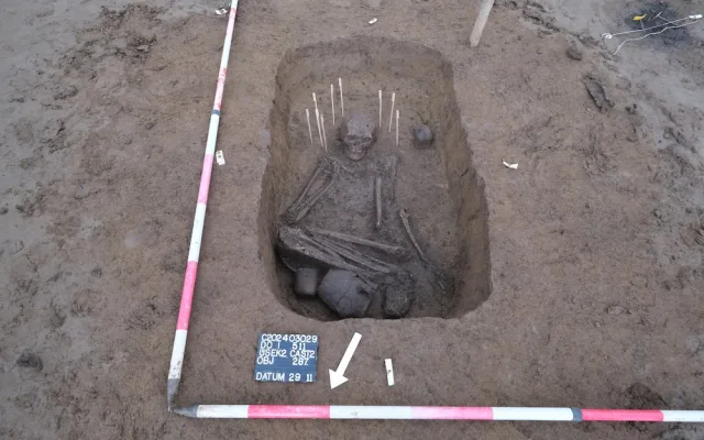 Další archeologický nález. V trase dostavby Pražského okruhu našli hrob bojovníka