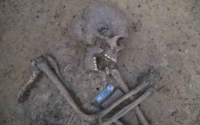 Další archeologický nález. V trase dostavby Pražského okruhu našli hrob bojovníka