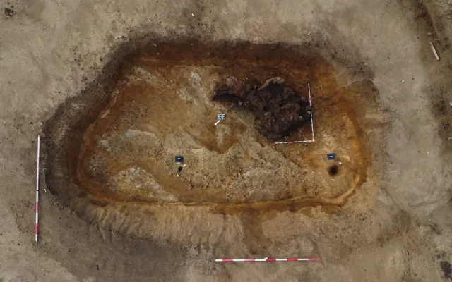 Další archeologický nález. V trase dostavby Pražského okruhu našli hrob bojovníka