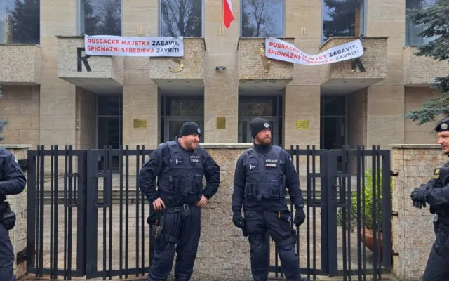 Aktivisté vyvěsili v areálu Ruského střediska vědy a kultury transparenty a požadovali jeho uzavření