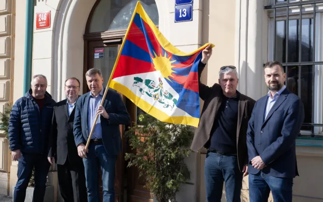 Vedení Prahy 5 s tibetskou vlajkou.
