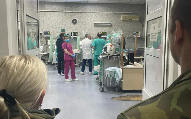 Popáleným ze severomakedonského klubu pomáhá i tým z pražské vojenské nemocnice
