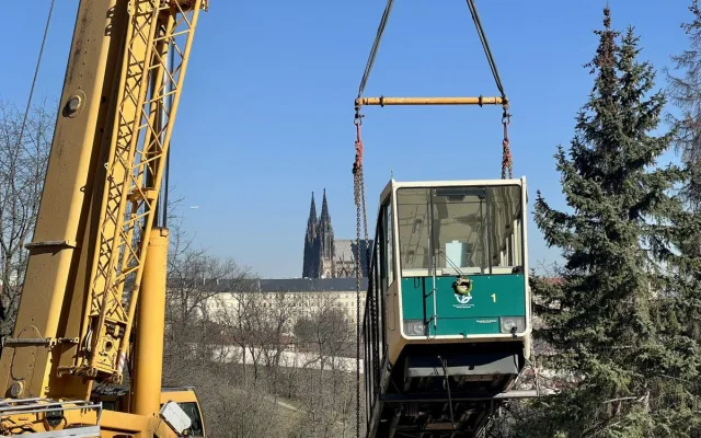 Vozy lanovky odvezli z Petřína, nově budou sloužit v muzeích. Nahradí je švýcarské stroje