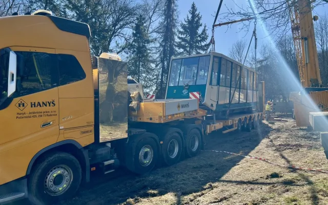 Vozy lanovky odvezli z Petřína, nově budou sloužit v muzeích. Nahradí je švýcarské stroje
