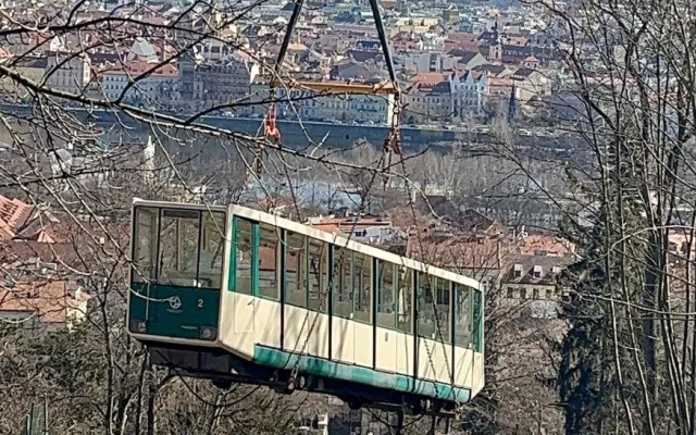 Vozy lanovky odvezli z Petřína, nově budou sloužit v muzeích. Nahradí je švýcarské stroje