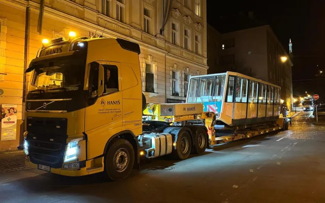 Vozy lanovky po čtyřiceti letech odvezli z Petřína, nově budou sloužit v muzeích. Nahradí je švýcarské stroje