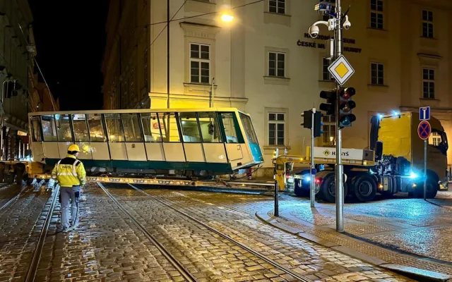 Vozy lanovky po čtyřiceti letech odvezli z Petřína, nově budou sloužit v muzeích. Nahradí je švýcarské stroje