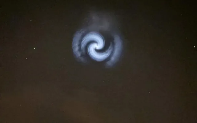 Tajemná spirála na nebi fascinovala. Nešlo o UFO, ale o přebytečné palivo rakety Falcon 9, vypuštěné na Floridě