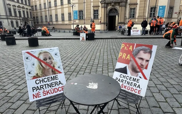 Zaměstnanci Pražských služeb přišli protestovat na magistrát, zastupitelé zařadili jejich požadavky na program