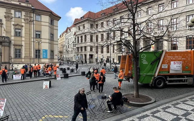 Zaměstnanci Pražských služeb přišli protestovat na magistrát, zastupitelé zařadili jejich požadavky na program