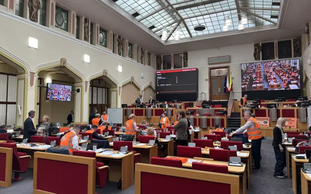 Zaměstnanci Pražských služeb přišli protestovat na magistrát, zastupitelé zařadili jejich požadavky na program