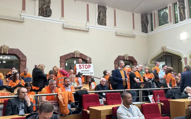 Zaměstnanci Pražských služeb přišli protestovat na magistrát, zastupitelé zařadili jejich požadavky na program