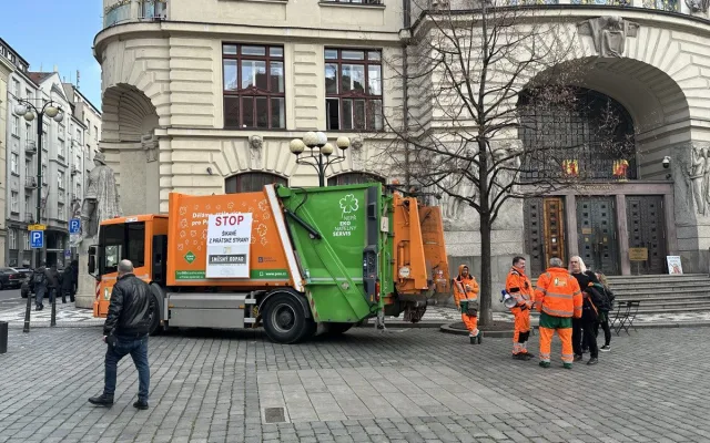Zaměstnanci Pražských služeb přišli protestovat na magistrát, zastupitelé zařadili jejich požadavky na program