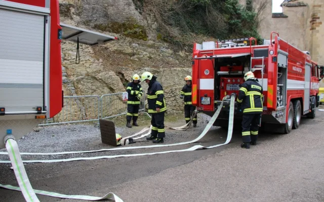 Hasiči cvičili na Karlštejně, po dvou letech vyzkoušeli místní suchovodní potrubí