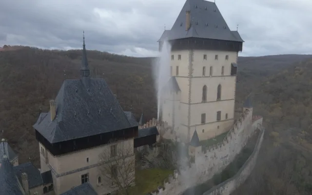 Hasiči cvičili na Karlštejně, po dvou letech vyzkoušeli místní suchovodní potrubí
