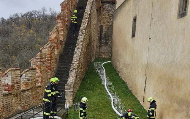 Hasiči cvičili na Karlštejně, po dvou letech vyzkoušeli místní suchovodní potrubí