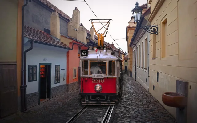 Brněnský orloj na Staromáku, tramvaj do Zlaté uličky a strážníci s drony. S aprílovými vtípky s i v Praze vyhráli