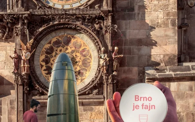 Brněnský orloj na Staromáku, tramvaj do Zlaté uličky a strážníci s drony. S aprílovými vtípky s i v Praze vyhráli