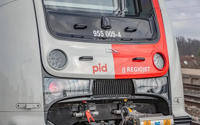 RegioJet nasadil nové vlaky na dvě pražské linky, později než bylo v plánu