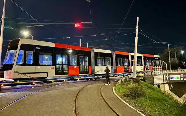 První tramvaj vyrobená speciálně pro Prahu dorazila do hlavního města