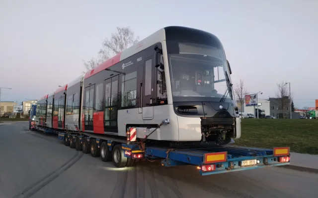 První tramvaj vyrobená speciálně pro Prahu dorazila do hlavního města