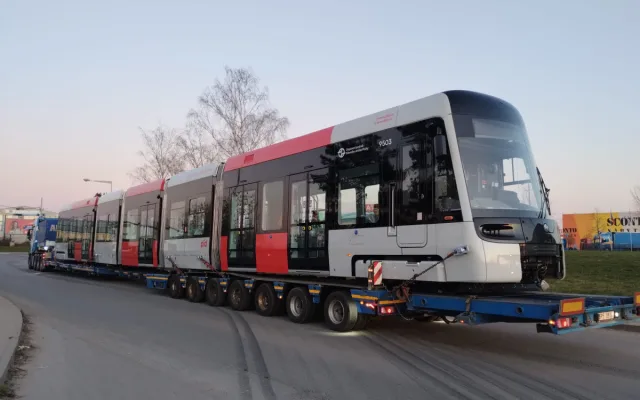 První tramvaj vyrobená speciálně pro Prahu dorazila do hlavního města