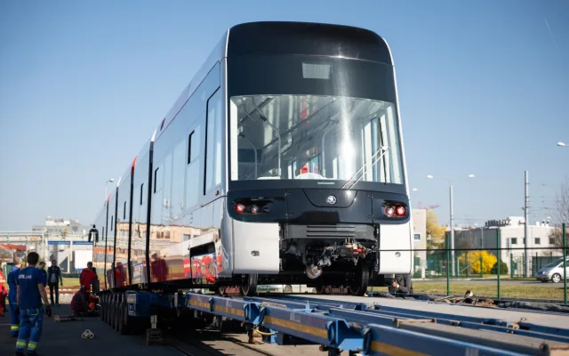 První tramvaj vyrobená speciálně pro Prahu dorazila do hlavního města