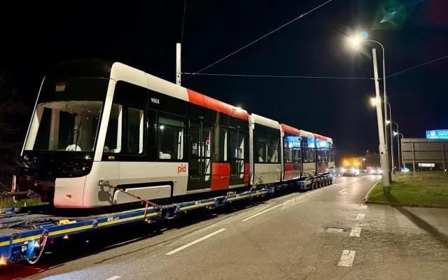 První tramvaj vyrobená speciálně pro Prahu dorazila do hlavního města
