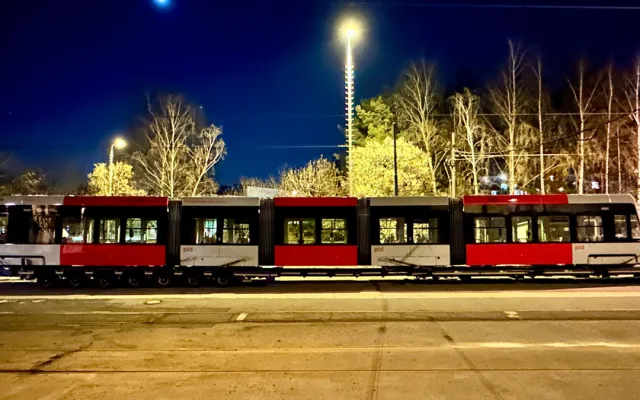První tramvaj vyrobená speciálně pro Prahu dorazila do hlavního města