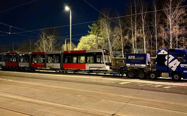 První tramvaj vyrobená speciálně pro Prahu dorazila do hlavního města