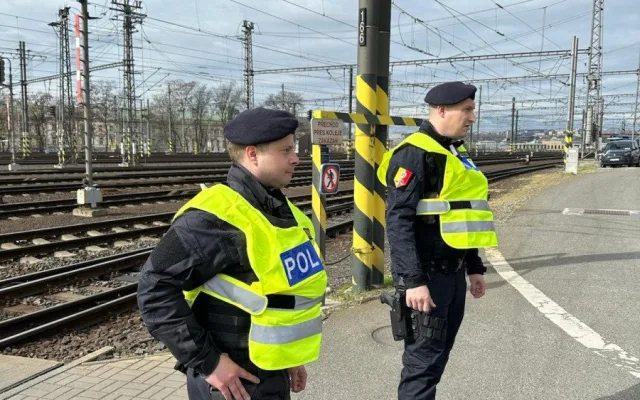 Stovky policistů kontrolují vlaky a nádraží, chtějí tak zvýšit bezpečnost