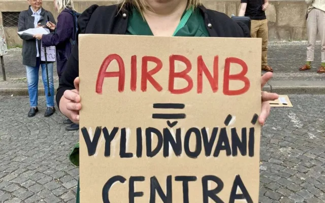 V centru Prahy lidé demonstrovali za omezení krátkodobých ubytování