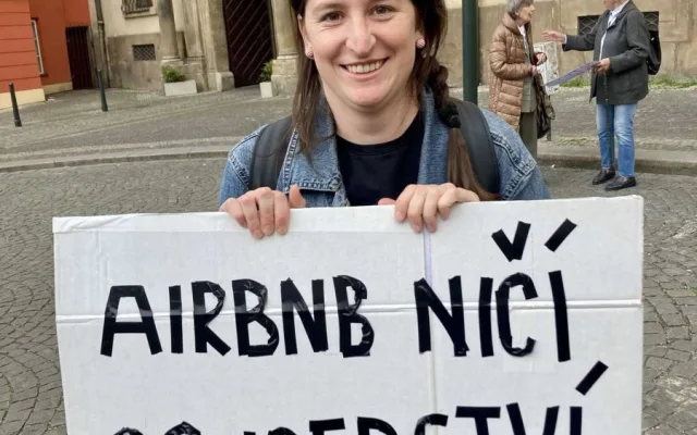 V centru Prahy lidé demonstrovali za omezení krátkodobých ubytování