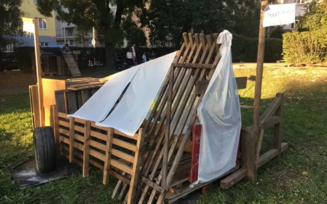 Trojka znovu otevře dobrodružné hřiště, kde si děti pod dozorem lektorů budou moci postavit bunkr nebo domeček