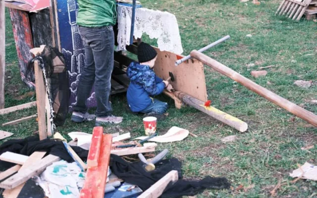 Trojka znovu otevře dobrodružné hřiště, kde si děti pod dozorem lektorů budou moci postavit bunkr nebo domeček