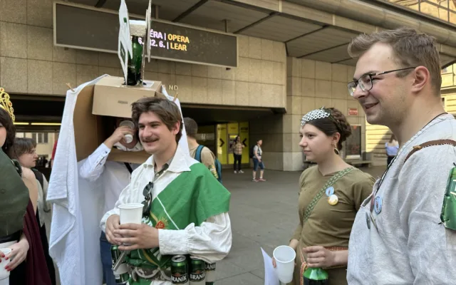 FOTOGALERIE: Hod obří sirkou a pivo na ex. Pochodem Prahou začal Studentský majáles