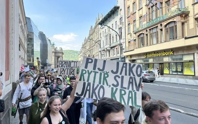 FOTOGALERIE: Hod obří sirkou a pivo na ex. Pochodem Prahou začal Studentský majáles