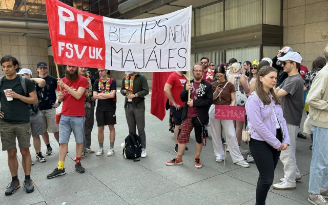 FOTOGALERIE: Hod obří sirkou a pivo na ex. Pochodem Prahou začal Studentský majáles