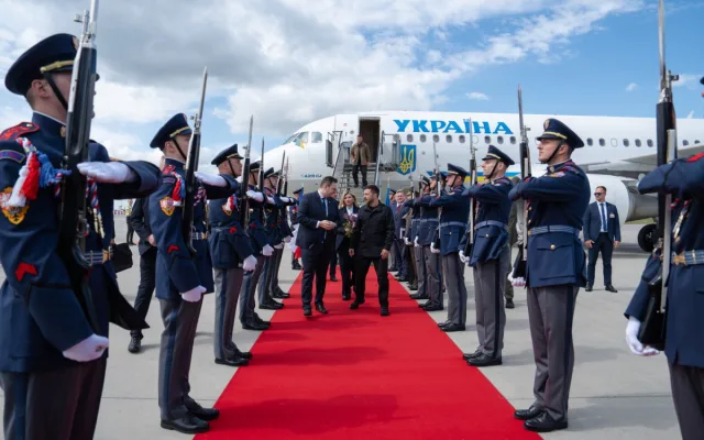 Do Prahy přiletěl ukrajinský prezident Zelenský se ženou, na Hradě ho přijme Pavel