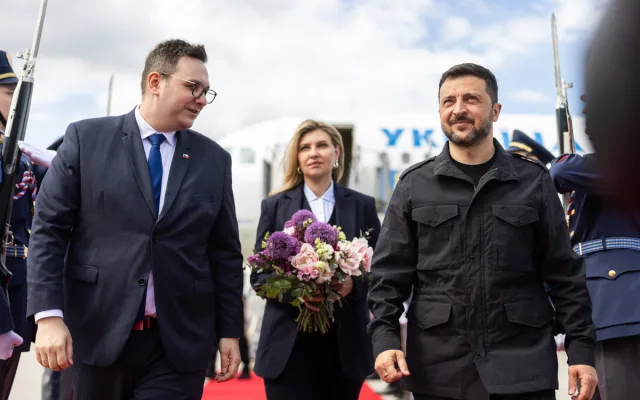 Do Prahy přiletěl ukrajinský prezident Zelenský se ženou, na Hradě ho přijme Pavel