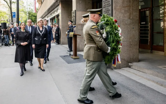 Politici i zástupci armády a policie si u Rozhlasu připomněli začátek Pražského povstání