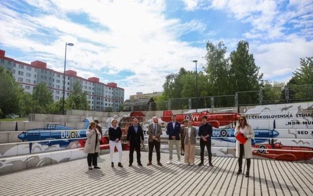 Na Černém Mostě je nový mural, je věnován letci Vybíralovi