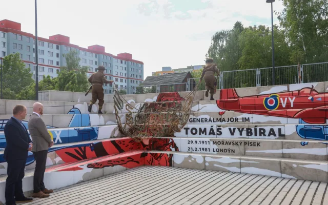 Na Černém Mostě je nový mural, je věnován letci Vybíralovi